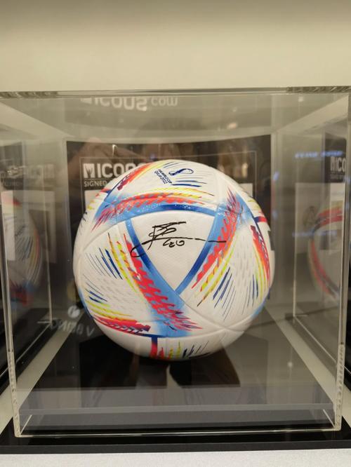 梅西为球迷签名